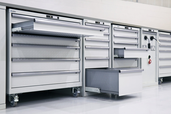 ROBUSTE ALLESKÖNNER LISTA Schubladenschränke bieten eine stabile und optimal geschützte Lagermöglichkeit für Betriebsmittel und Lagergüter aller Art.
