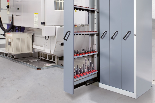 PASSEN IN JEDE LÜCKE Vertikalauszugschränke von LISTA ermöglichen eine platzsparende Lagerung von Werkzeugen, Arbeitsmaterialien und mehr auf engstem Raum.